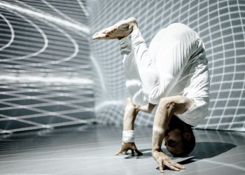 Szenografie Janica Smija, Performance Laura Gebauer und Ergin Sinoplu, Musik Nicolai Krepart "Vernunft & Triebe"